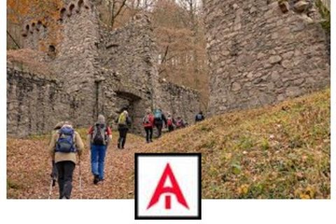 Wanderer auf dem Weg zur Ruine Rodenstein
