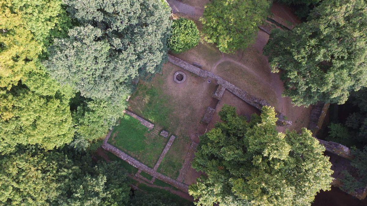 Ruine aus der Vogelperspektive