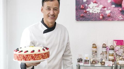 Der Hausherr präsentiert eine seiner Torten