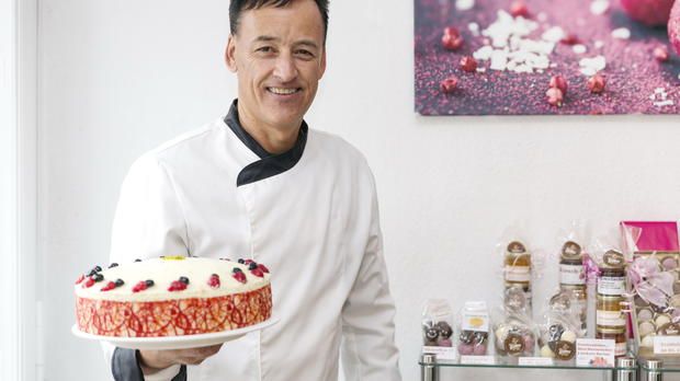 Der Hausherr präsentiert eine seiner Torten