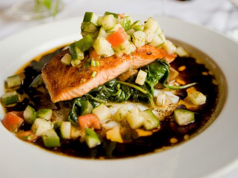 Lachs mit Gemüse appetitlich auf einem Teller angerichtet