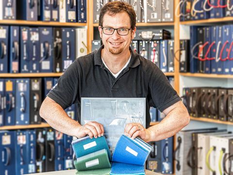 Geschäftsführer und Raumausstatter-Meister Simon Thamm in seiner Galerie mit mehr als 60 Tsd. Polster- und Bezugsstoffen.