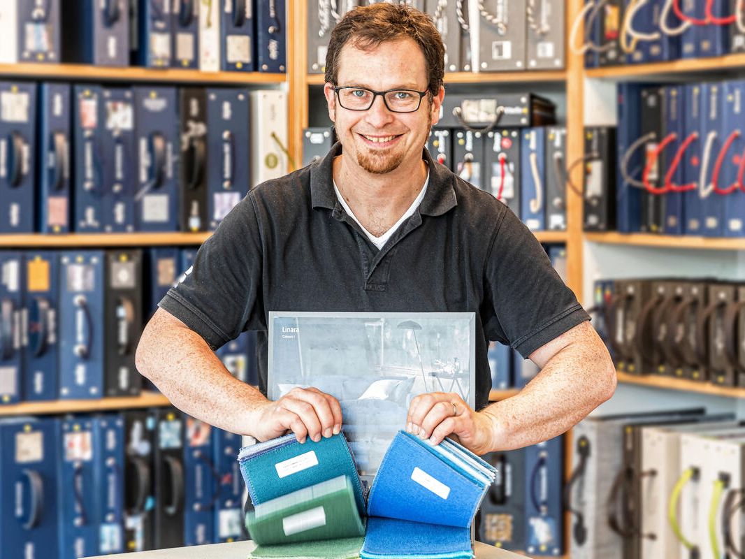 Geschäftsführer und Raumausstatter-Meister Simon Thamm in seiner Galerie mit mehr als 60 Tsd. Polster- und Bezugsstoffen.