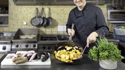 Chefkoch Thomas Horn beim Zubereiten von Bratkartoffeln