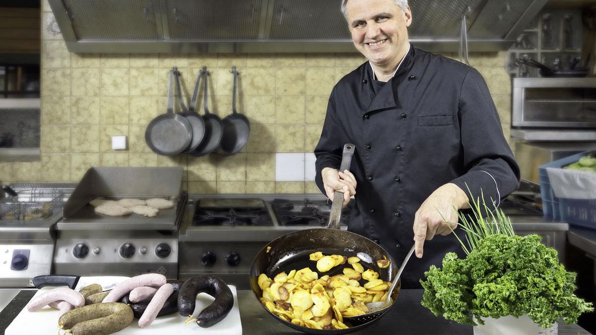 Chefkoch Thomas Horn beim Zubereiten von Bratkartoffeln
