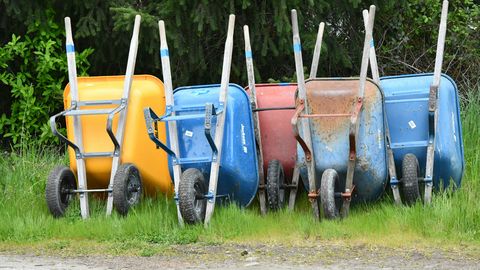 Schubkarren am Wegrand warten auf fleißige Helfer